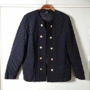 Vintagekofta/jacka  - Tunn och lätt jacka (går inte att knäppa) eller toppen att ha som kofta🌱