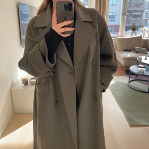 Zara limited edition kappa  - Grön oversize kappa från Zara (Limited edition). Sjukt snygg och sitter otroligt fint. Storlek S men den är oversize så passar allt från S-L. Köptes för 1600 kr och har knappt använts så den är i nyskick. Frakt ingår i priset! 💚☘️