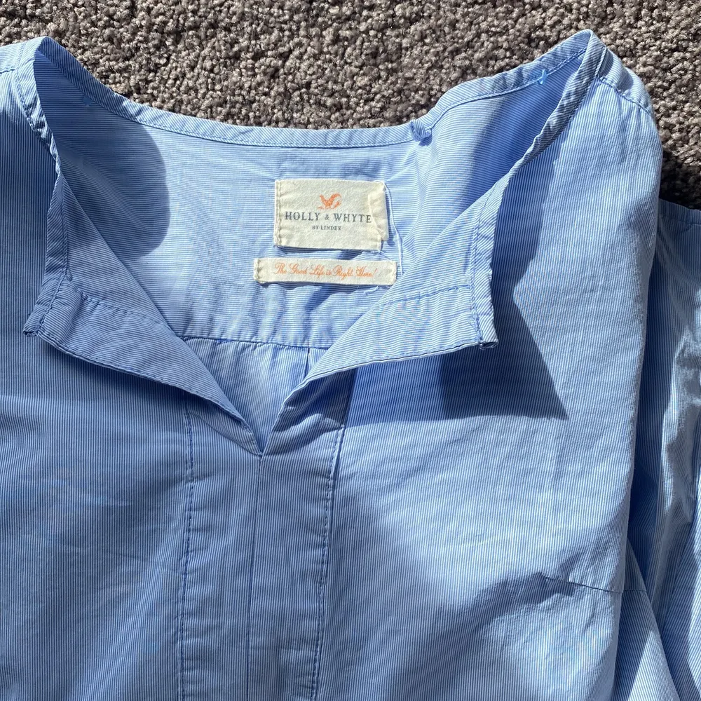Blå blus från Lindex med knutar på ärmarna💙 säljer för att den är för liten💖. Blusar.