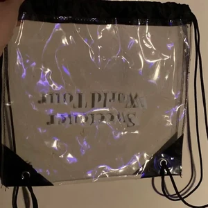 Ariana Grande VIP Väska - Ariana Grande väska från när man köpte VIP på sweetener tour 2019. Bra skick. 