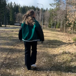 Collage jacka  - Collage jacka med detaljer på ärmarna och bröstet. Använt ett fåtal gånger men säljer för ja inte får användning för plagget. Ny pris 449kr säljer för 149kr. Strl L men sitter som en M💚💚