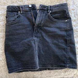Svart/mörk grå jeans kjol från zara i storlek M men liten i storleken (dock lite stretchigt material), frakt inkluderat i pris !