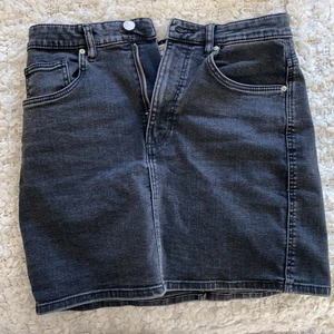 Kjol - Svart/mörk grå jeans kjol från zara i storlek M men liten i storleken (dock lite stretchigt material), frakt inkluderat i pris !