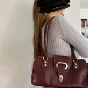 Axelväska  - Vinröd axelväska i super skick, möts på Södermalm eller så står köparen för frakten💕