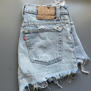 jeansshorts levis - ljusblåa jeansshorts från levis som tyvärr är för små för mig💞💞 skulle säga att de är midrise i midjan