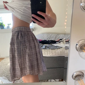 Kjol - Cool flerfärgad kjol från Country Road (köpt utomlands), storlek 8 - uppskattar att den passar från XS-M (stretchig midja), lite använd så bra skick, frakt inkluderat! 