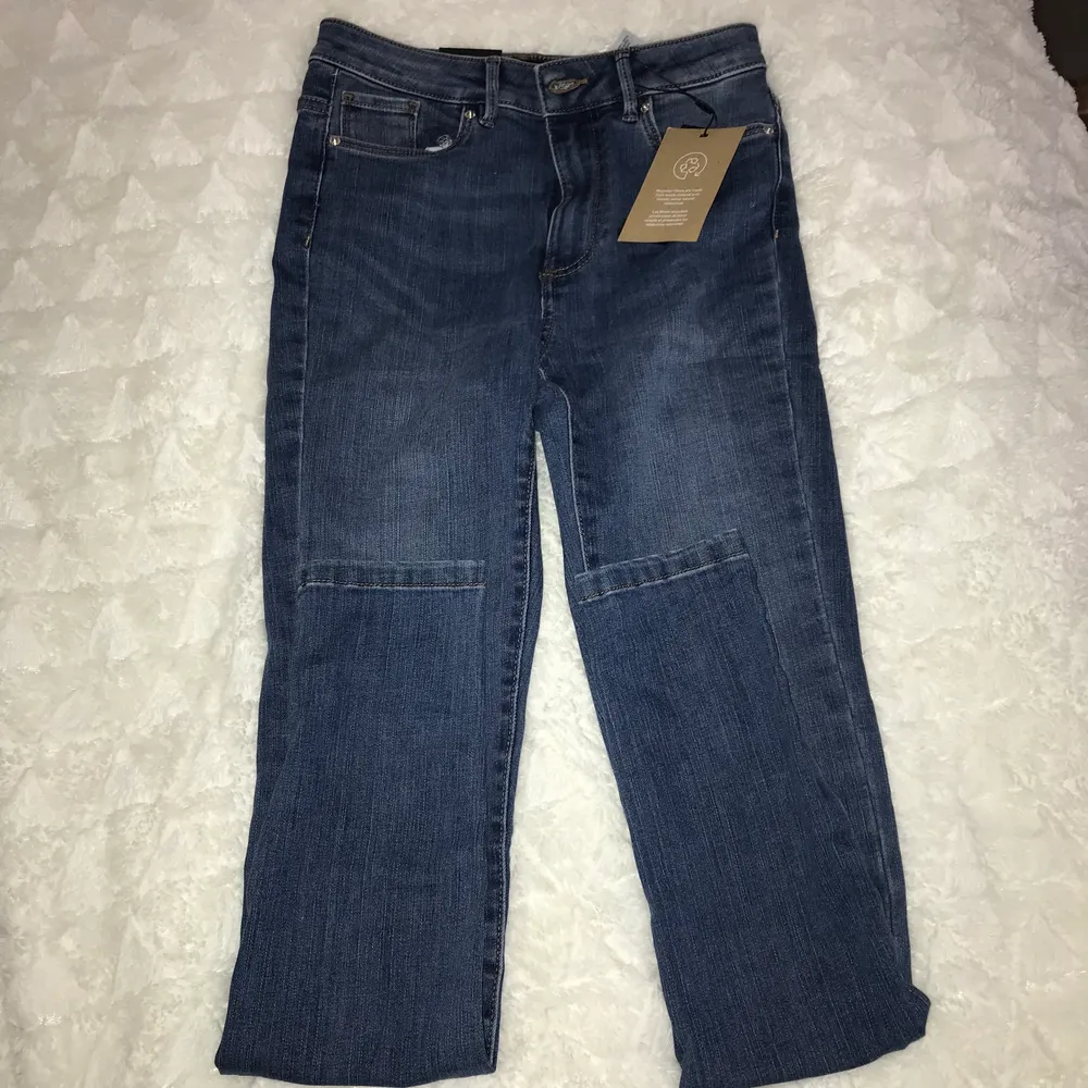 Blåa highwaist jeans endast testade storlek XS/32 men sitter som S/32 XS/34. Jeans & Byxor.
