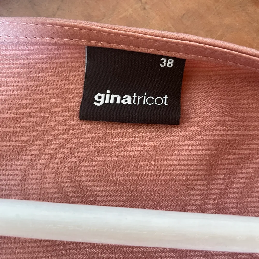 Säljer denna fina rosa långklänning från Gina tricot, storlek 38. Fint skick! 💞✨ 250kr + 50kr frakt . Klänningar.