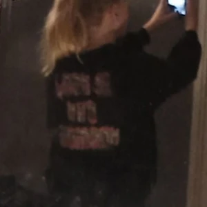 Svart tröja med tryck därbak. - Säljer en svart tröja med ett fint märke där bak.🥰  Älskar tröjan men säljer den för att rensa igenom min garderob. Skriv privat för frågor. Priset är förhandlingsbart.😊