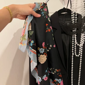 Blommig sjal - Blommig sjal som går utmärkt att använda i hår OCH att knyta runt bysten som topp. Köpare står för frakt:)