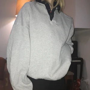 Brandy Melville sweatshirt - Grå brandy melville sweatshirt med marinblå krage, bara använd några fåtal gånger och i väldigt gott skick. Onesize men väldigt oversize så passar många storlekar.