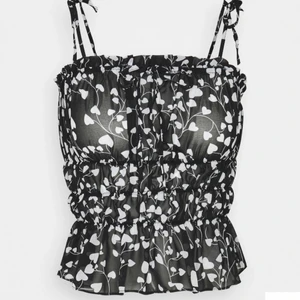 Topp från Missguided - Oanvänd topp från missguided perfekt till sommarn, Nypris va 249