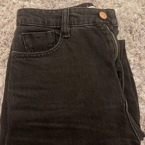 Svarta slim jeans zara  - Säljer mina slim jeans från zara som är i fint skick. Skriv privat för fler bilder💕 köparen står för frakten.