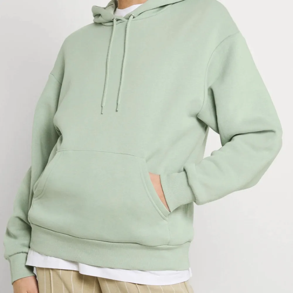 Säljer denna gröna hoodie från Monki, näst intill oanvänd. Köptes för 250 kr säljer för 100 kr, köparen står för frakten (66kr). Hoodies.