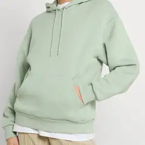 Säljer denna gröna hoodie från Monki, näst intill oanvänd. Köptes för 250 kr säljer för 100 kr, köparen står för frakten (66kr)
