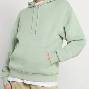 Grön hoodie  - Säljer denna gröna hoodie från Monki, näst intill oanvänd. Köptes för 250 kr säljer för 100 kr, köparen står för frakten (66kr)