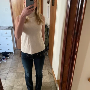 Zara topp - Jättefin zara tröja som är prefekt nu till våren!💓 endast använd fåtal gånger och är i perfekt skick! Skriv om du är intresserad eller har frågor! Storlek S 