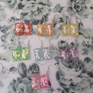 Sweet örhängen  - Örhängen. Det finns i färgen Röd,Orange,Gul,Grön,Blå,Lilla och Rosa. 10 kr st plus 10 kr frakt.