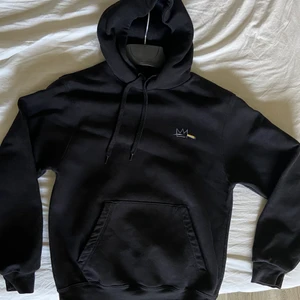 Hov1 Hoodie - Säljer min hov1 hoodie då jag inte är ett fan av dem längre. En gnutta urtvättad men annars inga defekter. Inget tyck på ryggen. 