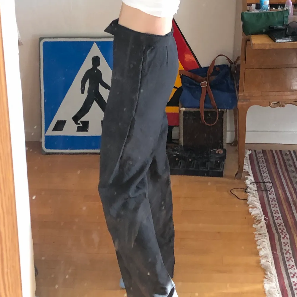 Coola vintage kostymbyxor. Till marken på mig som är 170 o passar mig i midjan som brukar ha 25 typ. Ganska högmidjade men går art vika ner för mer low waist🤩💘. Jeans & Byxor.