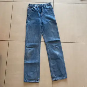 Rowe extra high straight jeans från Weekday. Klarblå, mycket bra skick. (OBS. första bilden motsvarar färgen på jeansen! De andra två bilderna har filter)