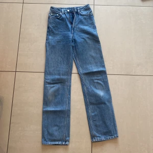 Rowe jeans Weekday - Rowe extra high straight jeans från Weekday. Klarblå, mycket bra skick. (OBS. första bilden motsvarar färgen på jeansen! De andra två bilderna har filter)