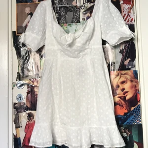 Vit sommarklänning - Helt oanvänd klänning från Boohoo med lappen kvar💙 väldigt somrig och skulle passa bra till studenten🤍 säljer då den är för kort på mig som är 177 cm🌾 i övrigt var den bra i storlek och passar mig som brukar ha M🌻 frakt ingår inte i priset ⚡️