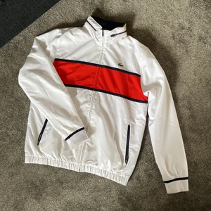 Lacoste tracktop size L - Fräsch vår/höstjacka, mycket sparsamt använd trots ett par år på nacken. Cond. 8/10. Inga märkbara defekter