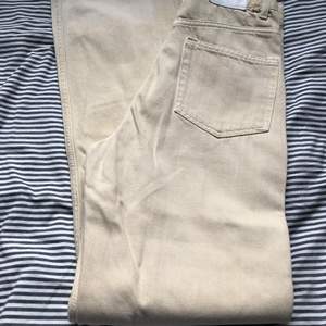 Superhärliga beige jeans, perfekt för sommaren! 🥰🤩Jeansen är från weekday i modellen rowe, storlek 24/32. De har lite blekta fläckar/mönster längst ner. Sparsamt använda. Säljer då de blivit för små. Kostar 200 kr och köparen står för frakt❤️