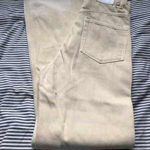 Jeans - Superhärliga beige jeans, perfekt för sommaren! 🥰🤩Jeansen är från weekday i modellen rowe, storlek 24/32. De har lite blekta fläckar/mönster längst ner. Sparsamt använda. Säljer då de blivit för små. Kostar 200 kr och köparen står för frakt❤️