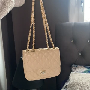 Beige väska  - Bandets längd går att fixa kort och långt! 