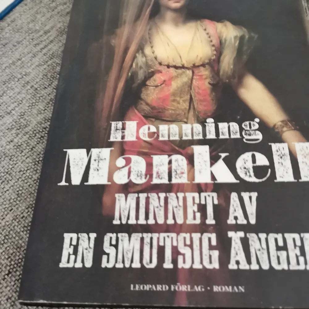 En bok minnet av en smutsig ängel av Henning Mankell. Övrigt.