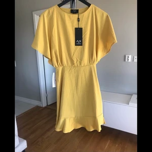 Klänning  - Aldrig använd, prislappen är kvar. 