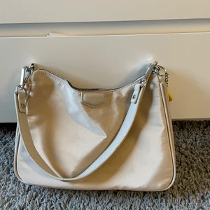 Väska  - Säljer denna väska för den inte kommer till användning🥺Nypris:150kr mitt pris: 80kr 👍