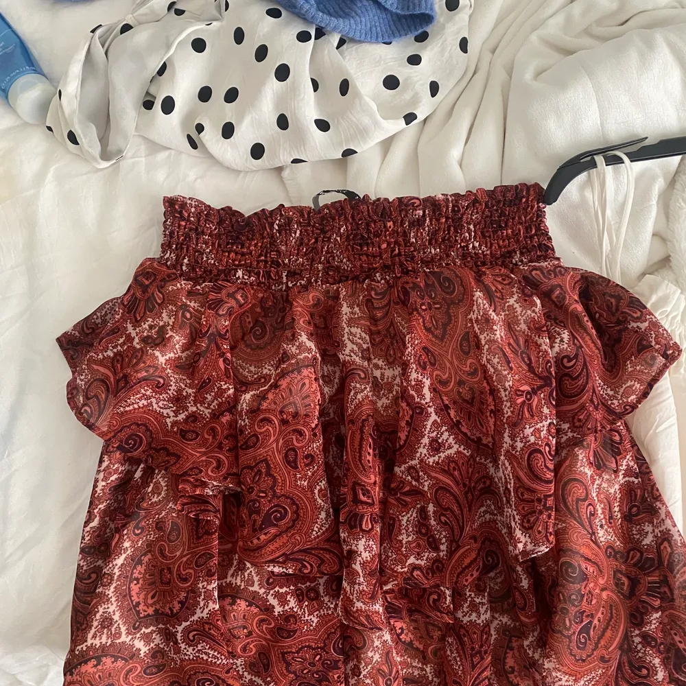 Denna köpte jag för kanskw 3/4 år sen på Gina Tricot, men aldrig använt riktigt. Jättejättesöt kjol med så fin färg. Minns ej vad jag köpte den för🥰. Kjolar.