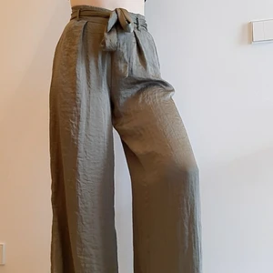 Bershka byxor - Byxor från bershka. Stl S men lite små så passar XS. Bra skick, nästintill oanvända! 