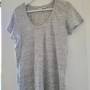 Fin t-shirt/Topp ljusgrå melerad 100%linne/lin. Stl S, men passar till S/M. Som ny! 