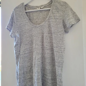 T-shirt grå stl S/M - Fin t-shirt/Topp ljusgrå melerad 100%linne/lin. Stl S, men passar till S/M. Som ny! 