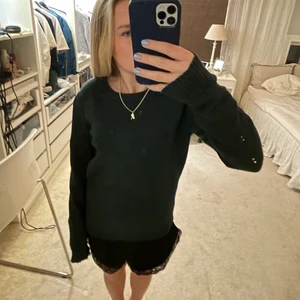 Stickad vila tröja - Säljer denna fina stickade tröja ifrån vila, i finaste mörkgröna färgen😻😻 som ny!!