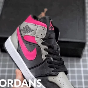 Jordans  - Säljer dessa fina jordans som aldrig kommit till användning storlek 39 kan passa 38 perfekt också ❤️