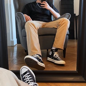 Converse - Chuck Taylor All Star 70 HI - Skorna är i stort sätt felfria och i mycket bra skick, jag säljer de eftersom de sitter något stort på mina fötter. Storlek 42 men passar mer som 43.