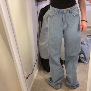 Säljer ett par jeans, storlek M. skitfina, säljer pga de är för stora! Passar min vän som har S. Så skulle säga storlek M/S