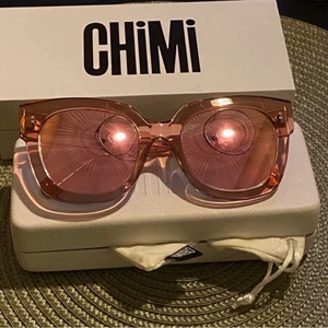 chimi 008 - knappt använda chimiglasögon i storleken 008 med spegelglas💞💞💞 har kvar låda. och allt!! första bilden är lånad