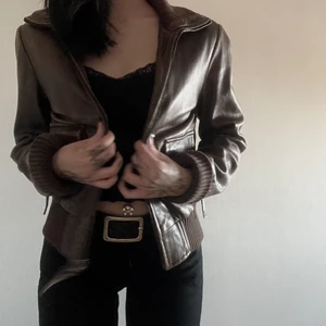 Brun läderjacka - Säljer en favorit läderjacka! Skriv för fler bilder eller funderingar<3