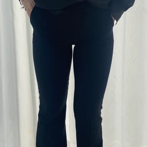 Svarta kostymbyxor  - Ett par jätte snygga svart kostymbyxor från bik bok säljer för att dom är lite för korta😻😻🙃