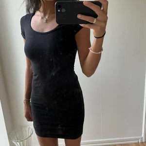 Svart klänning - Kort svart klänning från H&M. Köparen står för frakt! 