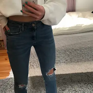 Snygga mom jeans från Mango💙💙Lite mer ljusblå än vad de ser ut på bilden, storlek 36