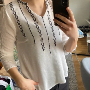 Blus vit amy’s - Enkel blus från amy’s köpt för jättelängesen men knappt använd. Okej skick. Lite för liten för mig