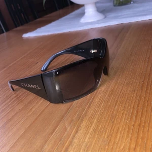 Chanel solglasögon  - Feta 2 tusentals Chanel solglasögon, cond 8/10 någon liten repa på glaset finns men inget som märks. Gött ljus 