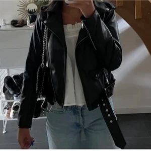 Zara skinnjacka  - Säljer min väldigt fina skinnjacka från zara i storlek S. Finns att hämta i trollhättan eller postas. Utgångsbud: 250:- 💗💗
